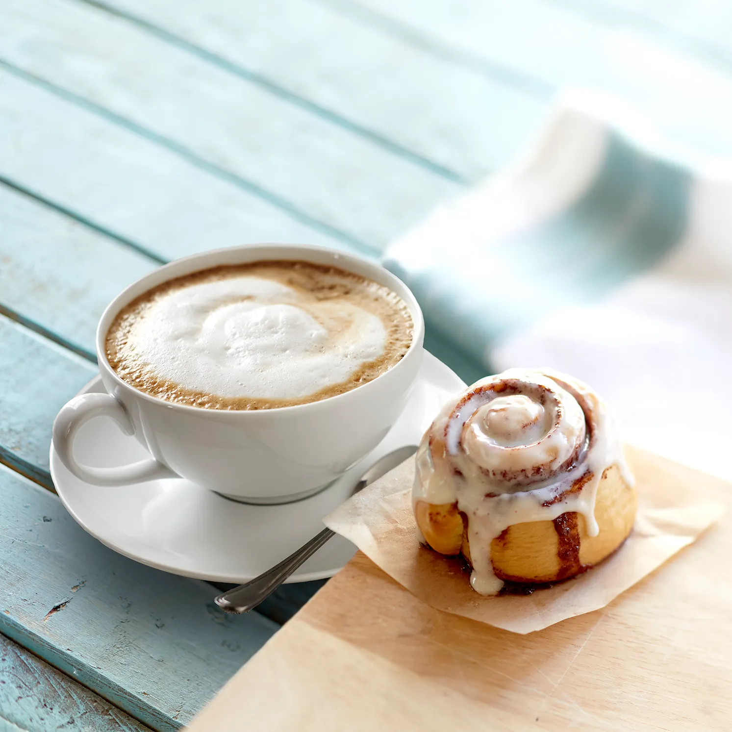 Cinnabon minibon y capuccino